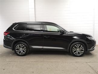 2016 Mitsubishi Outlander - Thumbnail