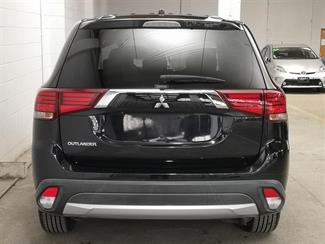 2016 Mitsubishi Outlander - Thumbnail