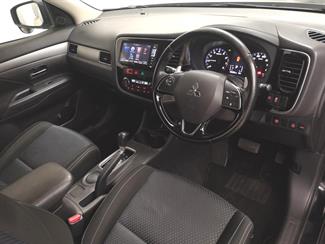 2016 Mitsubishi Outlander - Thumbnail