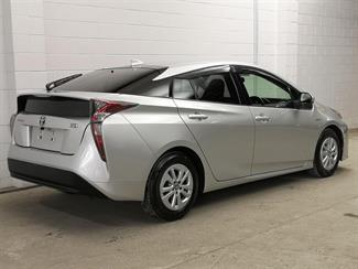 2016 Toyota Prius - Thumbnail