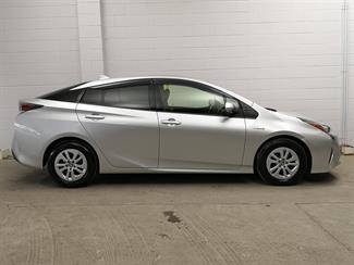2016 Toyota Prius - Thumbnail