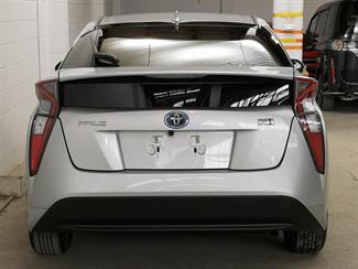 2016 Toyota Prius - Thumbnail