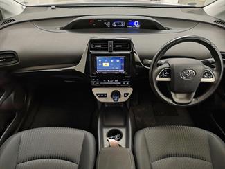 2016 Toyota Prius - Thumbnail