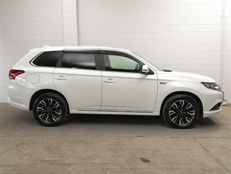 2016 Mitsubishi Outlander - Thumbnail