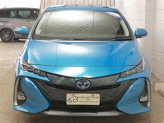 2017 Toyota Prius - Thumbnail