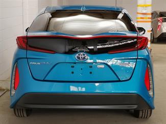 2017 Toyota Prius - Thumbnail