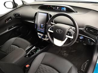 2017 Toyota Prius - Thumbnail