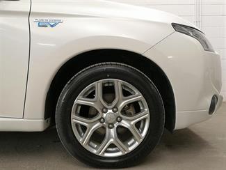 2015 Mitsubishi Outlander - Thumbnail