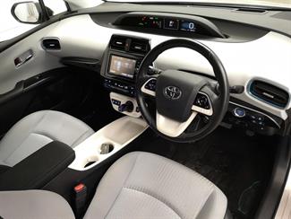 2017 Toyota Prius - Thumbnail