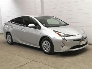 2017 Toyota Prius - Thumbnail