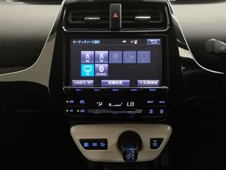 2017 Toyota Prius - Thumbnail