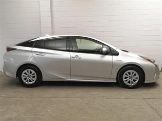 2017 Toyota Prius - Thumbnail