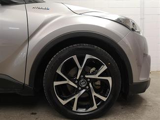 2017 Toyota C-HR - Thumbnail