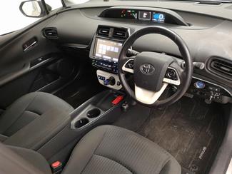 2017 Toyota Prius - Thumbnail
