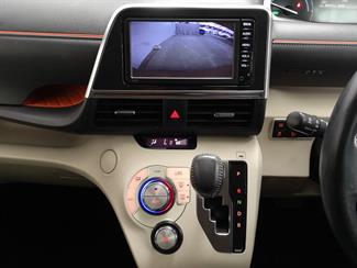 2016 Toyota Sienta - Thumbnail