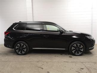 2015 Mitsubishi Outlander - Thumbnail