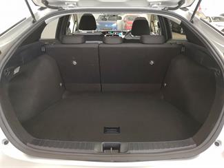 2016 Toyota Prius - Thumbnail