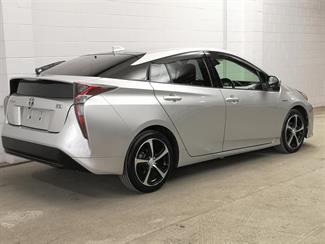 2016 Toyota Prius - Thumbnail