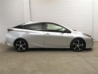 2016 Toyota Prius - Thumbnail
