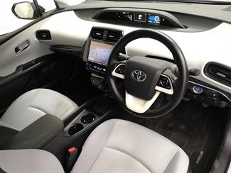 2016 Toyota Prius - Thumbnail