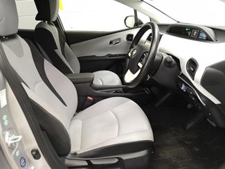 2016 Toyota Prius - Thumbnail