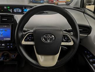 2016 Toyota Prius - Thumbnail