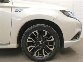 2015 Mitsubishi Outlander - Thumbnail