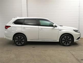 2015 Mitsubishi Outlander - Thumbnail