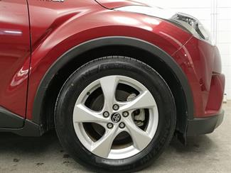 2017 Toyota C-HR - Thumbnail