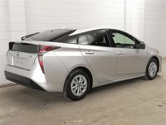 2018 Toyota Prius - Thumbnail