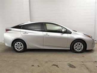 2018 Toyota Prius - Thumbnail
