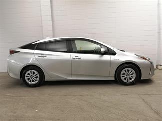 2018 Toyota Prius - Thumbnail