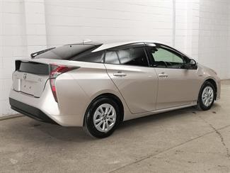 2017 Toyota Prius - Thumbnail