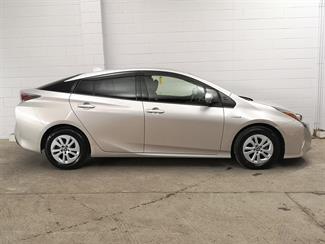 2017 Toyota Prius - Thumbnail