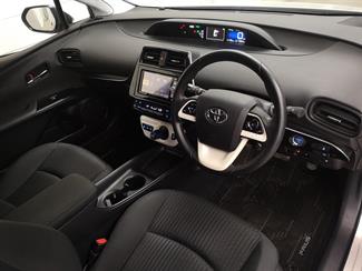 2017 Toyota Prius - Thumbnail