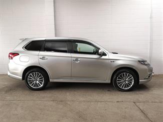 2021 Mitsubishi Outlander - Thumbnail