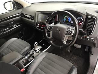 2021 Mitsubishi Outlander - Thumbnail