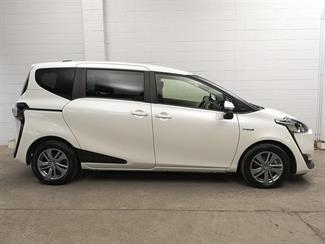 2017 Toyota Sienta - Thumbnail
