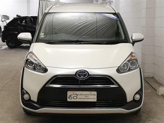 2017 Toyota Sienta - Thumbnail